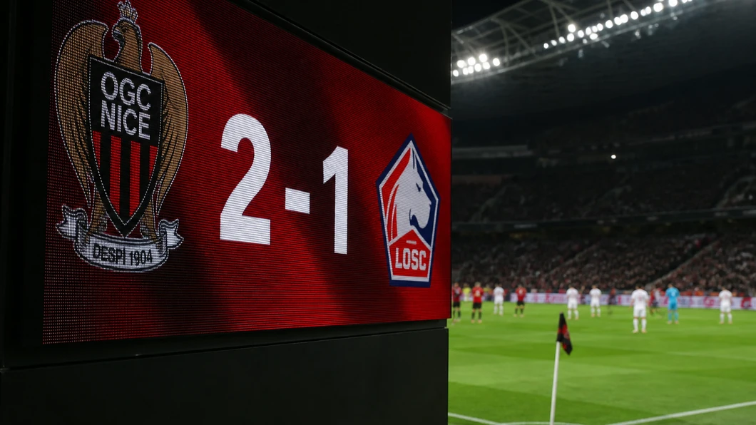Tableau d’affichage affichant OGC Nice 2-1 Lille OSC après le match de Ligue 1