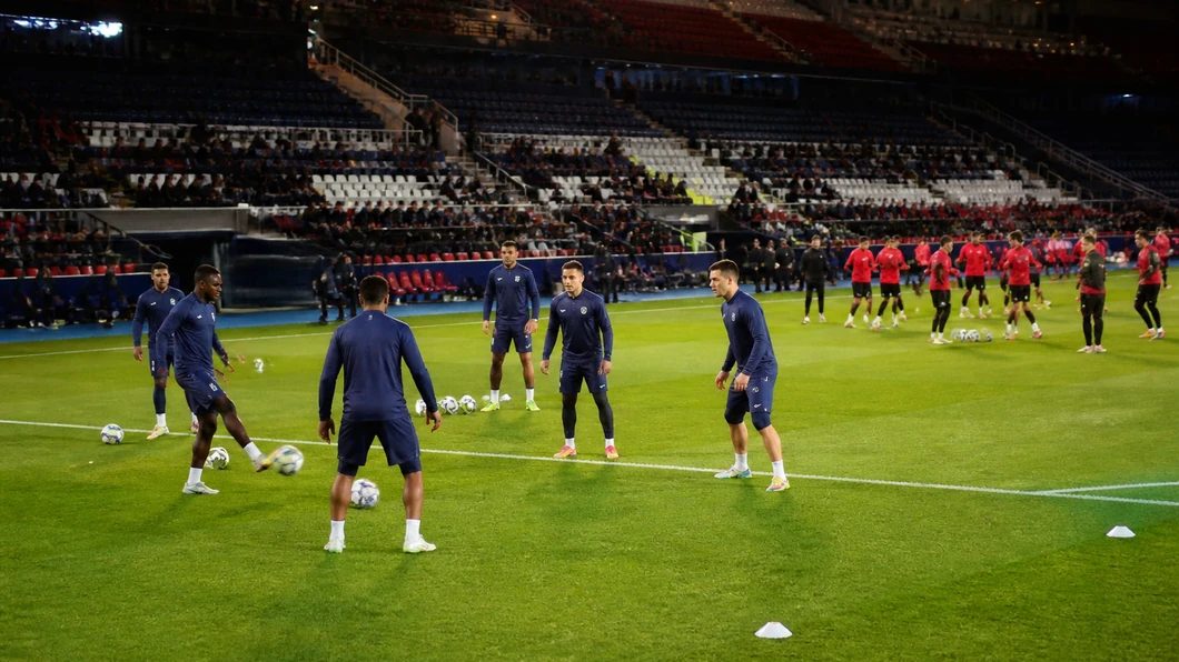 Scène réaliste d’un match de football montrant un bloc défensif compact face à une équipe qui cherche des espaces sur une pelouse éclairée.