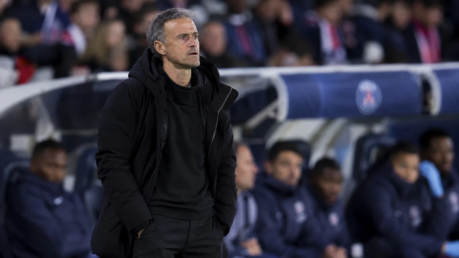 PSG : Luis Enrique attentif sur le banc du Paris Saint-Germain après la sortie d'Achraf Hakimi