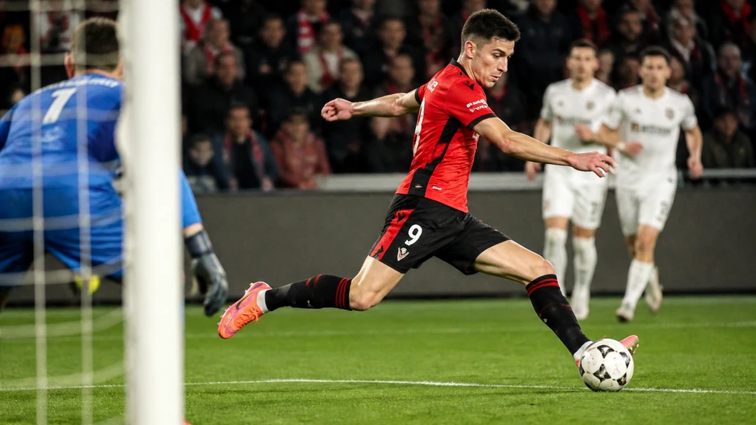 Estéban Lepaul se positionne dans la surface pour conclure une action avec Rennes.