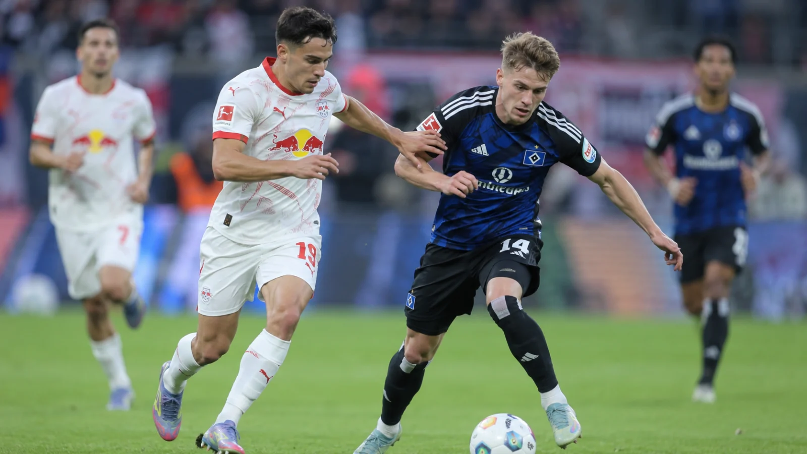 RB Leipzig Hamburger - duel au milieu de terrain pendant Leipzig contre Hambourg