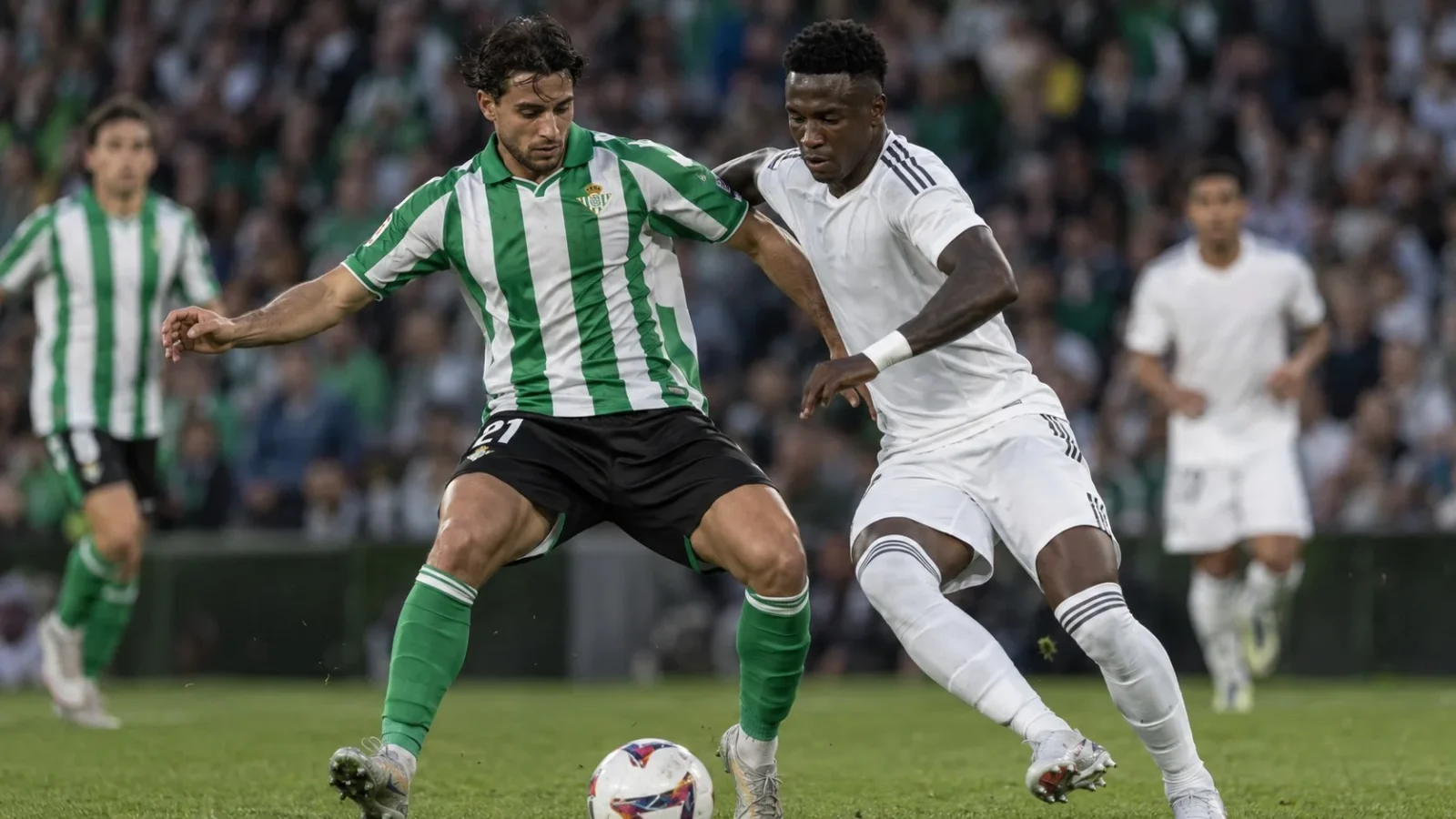 Real Betis Real Madrid duel de Liga au milieu de terrain entre le Betis et le Real Madrid