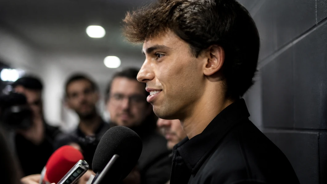 João Félix répond aux journalistes dans une zone mixte après une interview