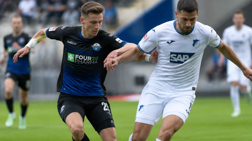 Duel au milieu de terrain entre Paderborn et Hoffenheim en Bundesliga