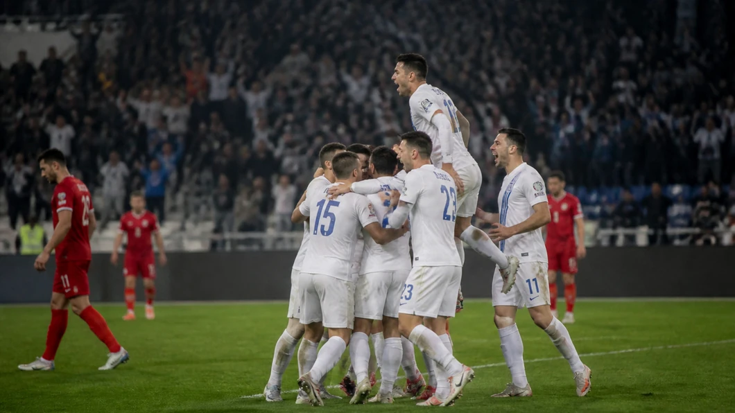 Les joueurs grecs se regroupent pour célébrer leur victoire en fin de match face à la Serbie.