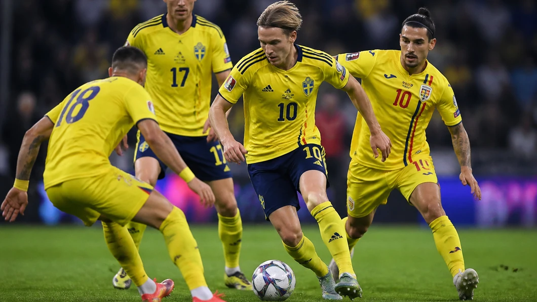 Joueurs suédois et roumains concentrés sur la pelouse pendant la rencontre de Ligue des Nations