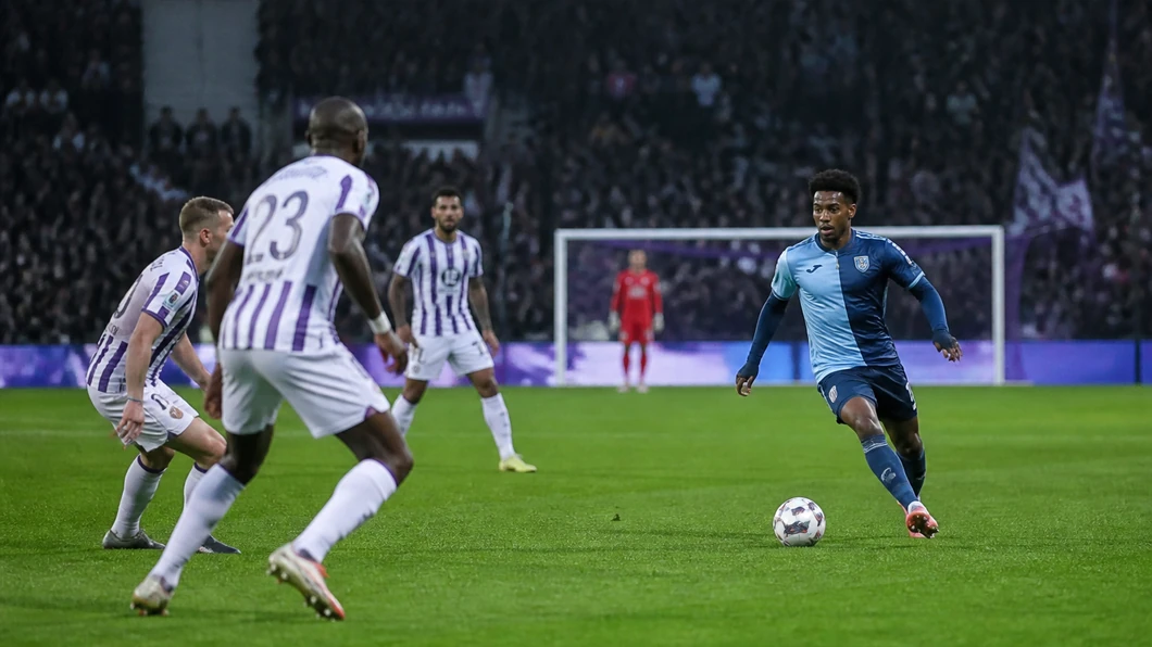 Joueur du Le Havre AC sous la pression défensive du Toulouse FC en Ligue 1