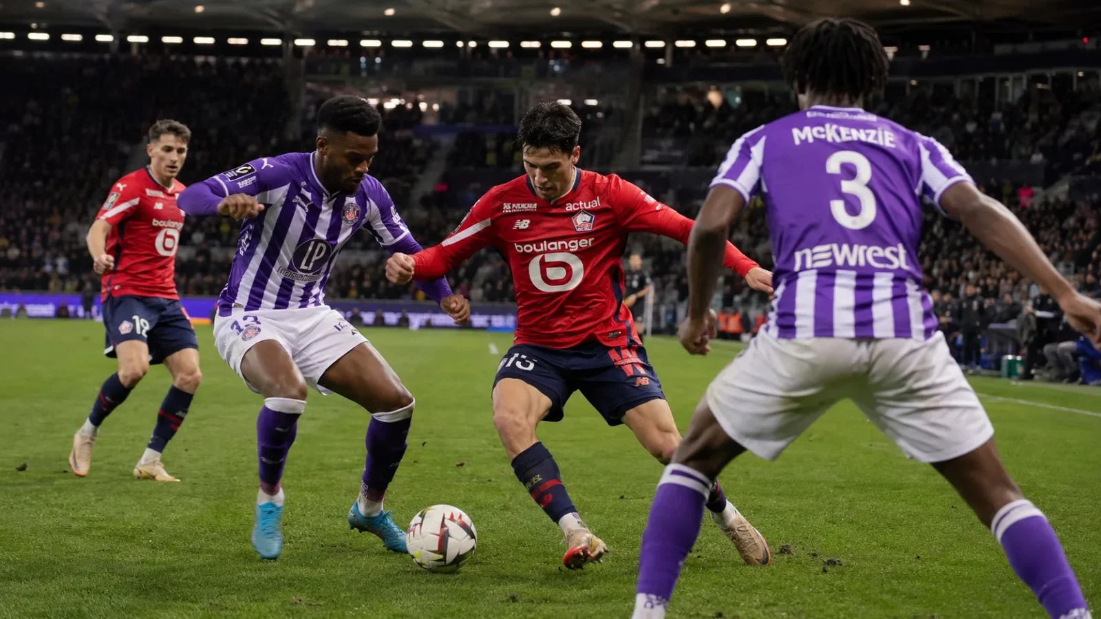 Toulouse Lille duel de ballon en Ligue 1