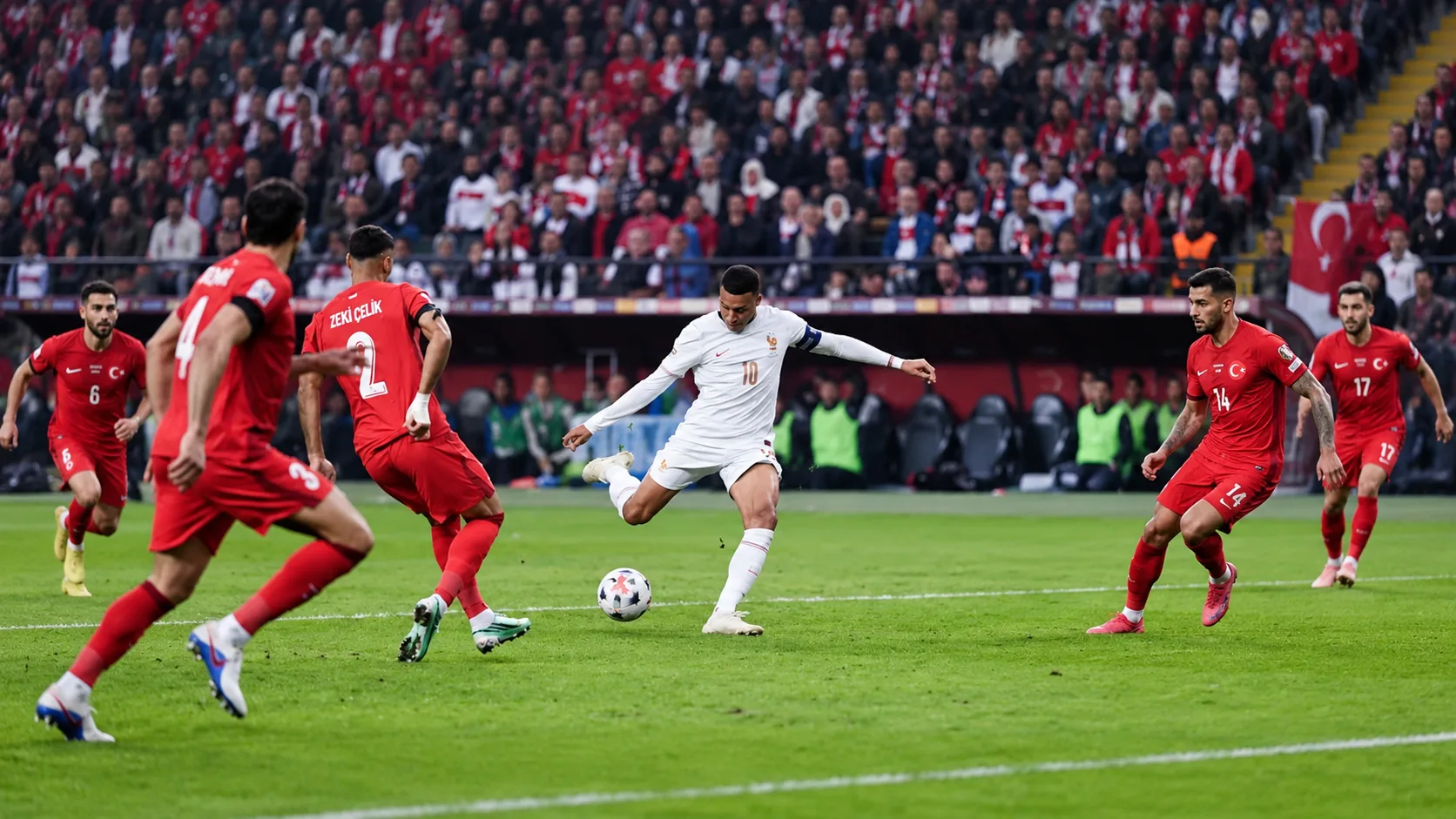 Kylian Mbappé et Michael Olise avec l’équipe de France lors de l’affiche contre la Türkiye