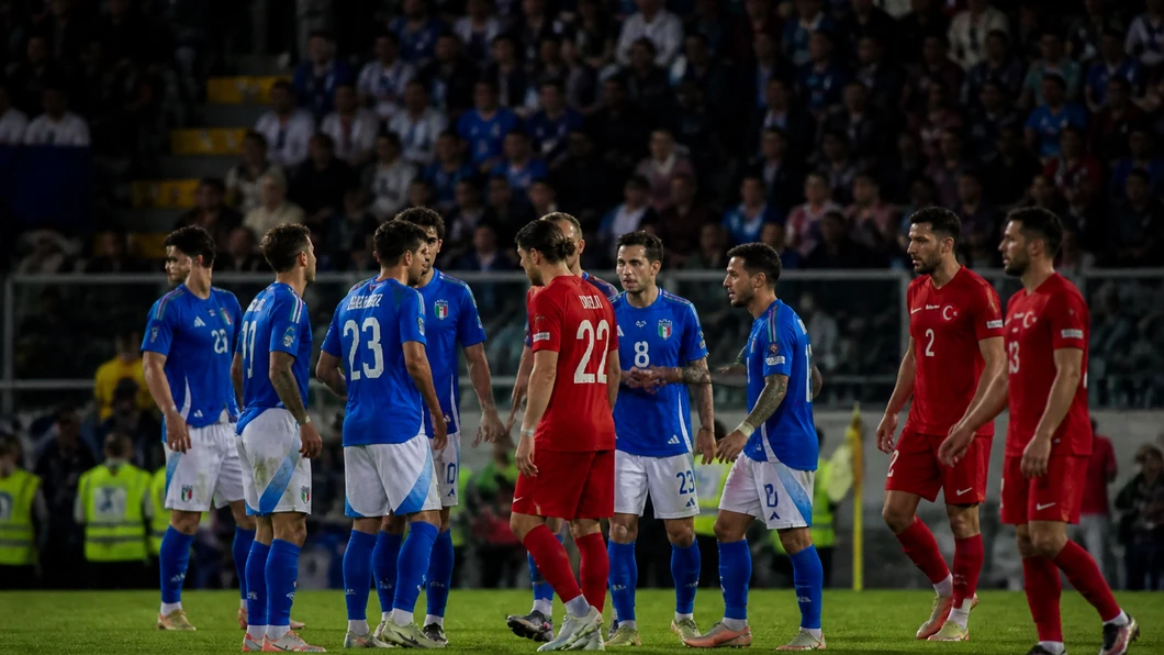 Les s&eacute;lections de la T&uuml;rkiye et de l&rsquo;Italie r&eacute;unies sur la pelouse apr&egrave;s un match de Ligue des Nations