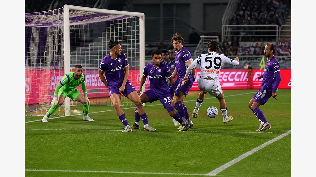 Charles De Ketelaere de l’Atalanta et João Mário de la Fiorentina se disputent le ballon au premier plan.