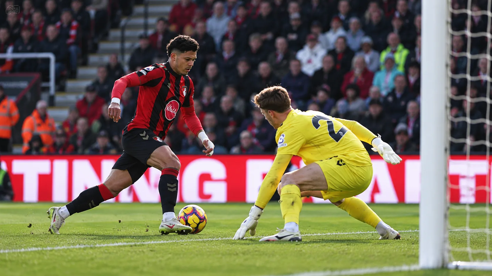 Ballon immobile près de la ligne médiane et joueurs de Bournemouth et Sunderland répartis sur la pelouse après le match.