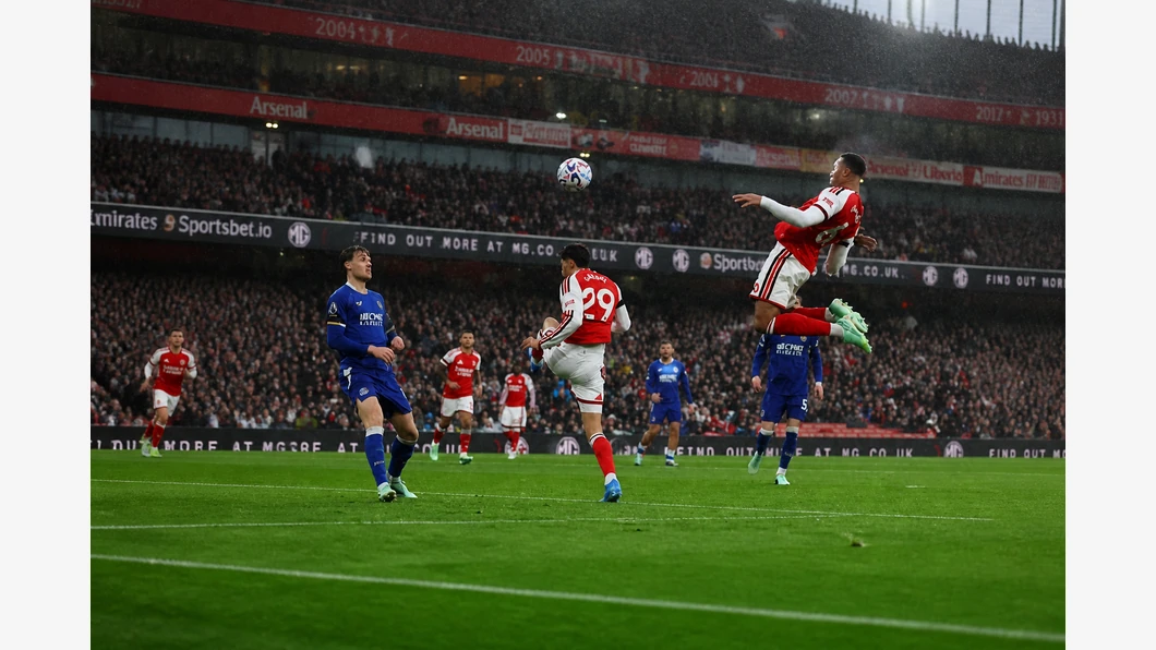 Gabriel Magalhães d’Arsenal et James Tarkowski d’Everton se disputent le ballon près de leurs pieds, devant des tribunes floutées.