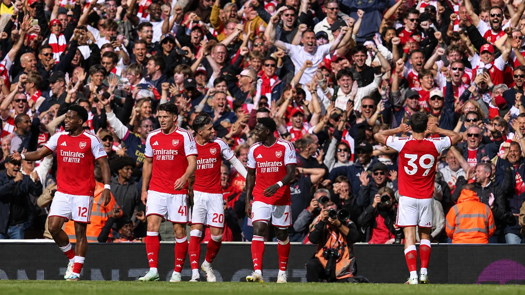 Arsenal renverse Leeds : Calafiori et Guimarães signent le 2-1