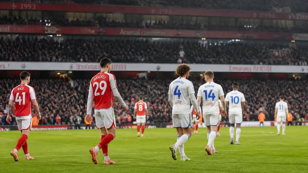 Joueurs d’Arsenal et de Leeds sur la pelouse après la rencontre.