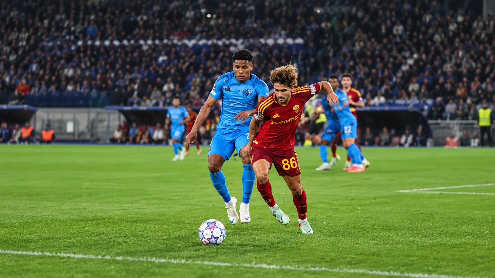 Ballon immobile près de la ligne médiane et joueurs de l’AS Roma et du Slovan Bratislava répartis sur la pelouse après le match.