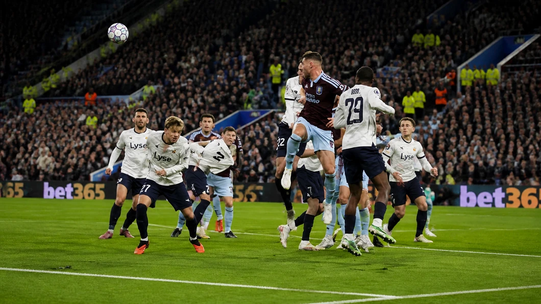 Ross Barkley et Henrik Heggheim se disputent le ballon au premier plan, sous les projecteurs d’un stade.