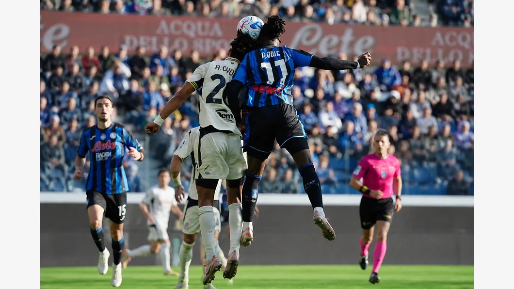 Nikola Krstović d’Atalanta et Romano Schmid de Frosinone se disputent le ballon au premier plan devant des tribunes floutées.