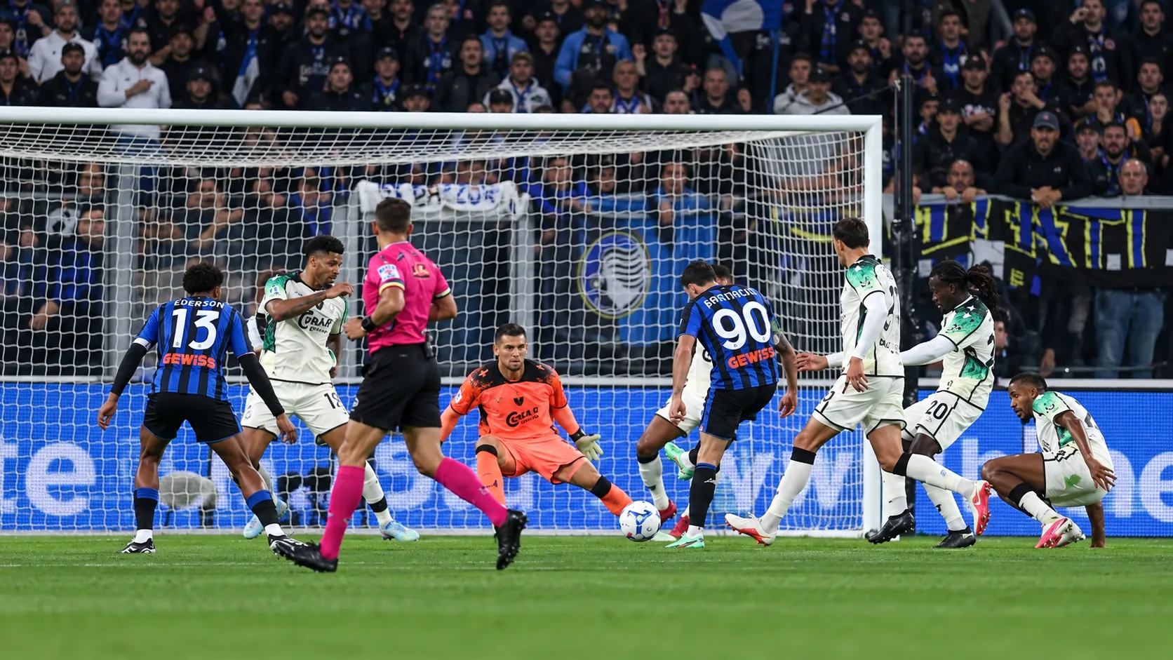 Joueurs de l&rsquo;Atalanta et de Venezia r&eacute;partis sur la pelouse dans une sc&egrave;ne neutre de match.