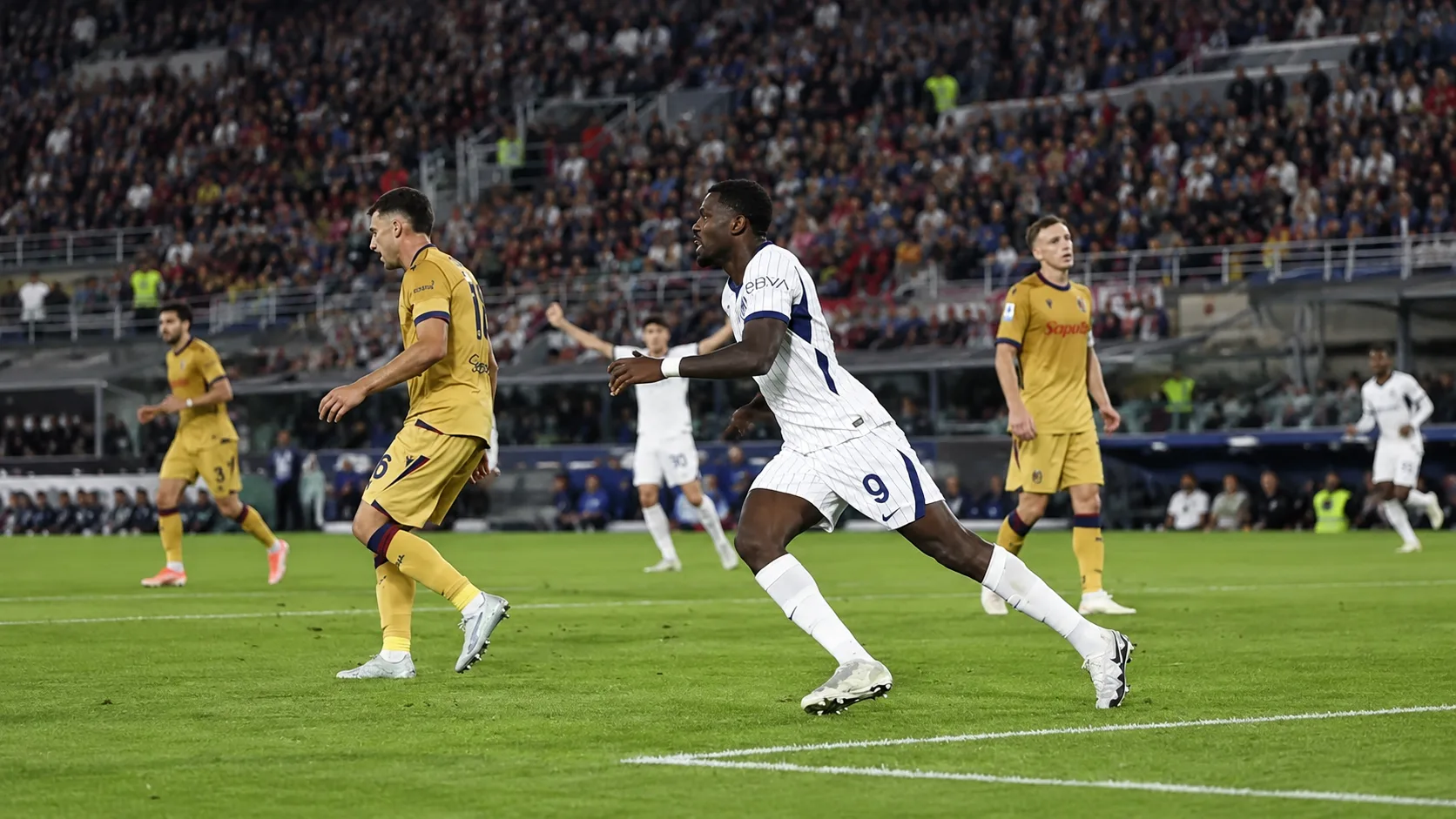Ballon immobile près de la ligne médiane et joueurs de Bologna et de l’Inter répartis sur la pelouse après le match.