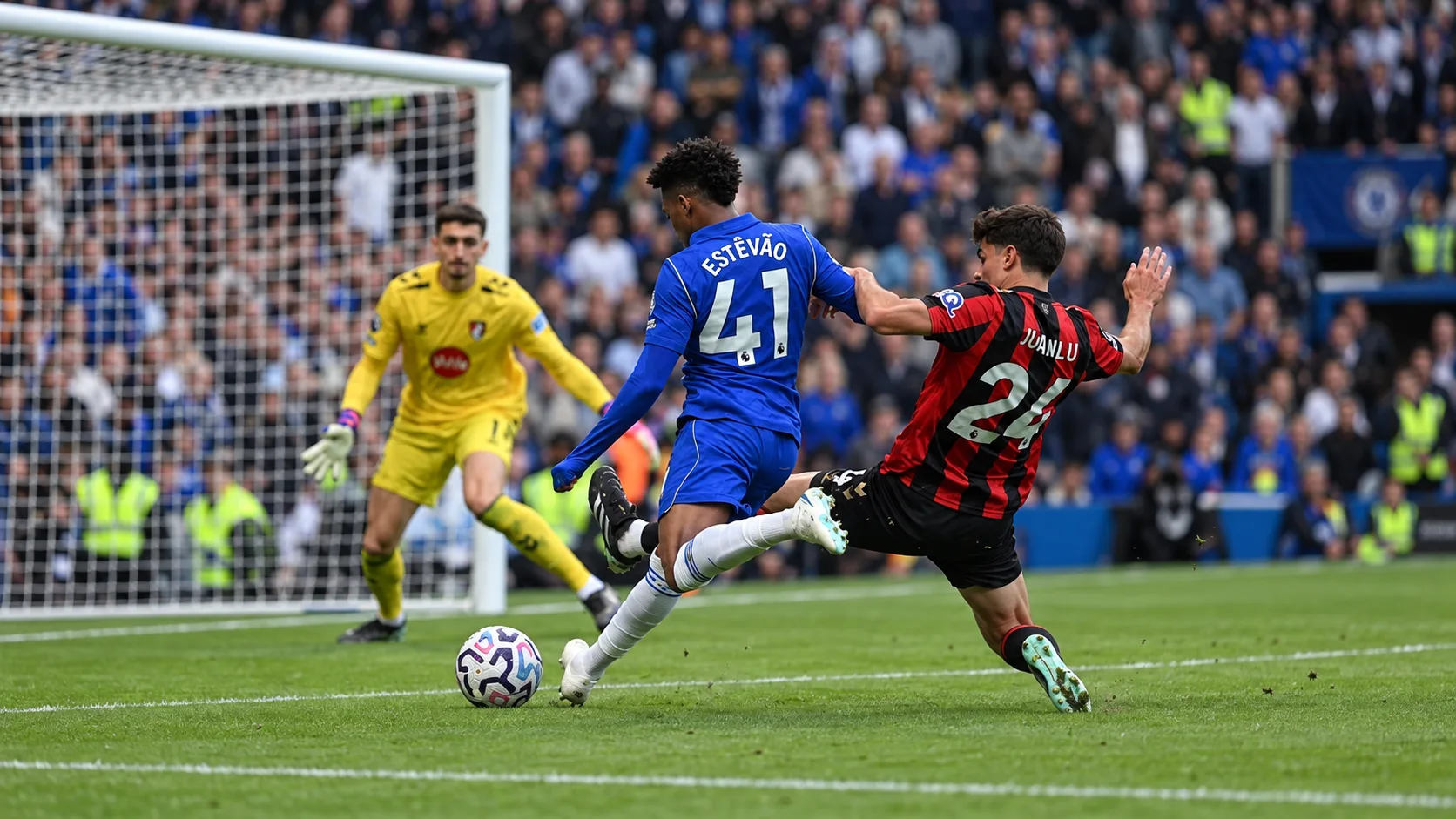 Joueurs de Chelsea et de Bournemouth visibles &agrave; distance sur le terrain, dans une sc&egrave;ne de match neutre.
