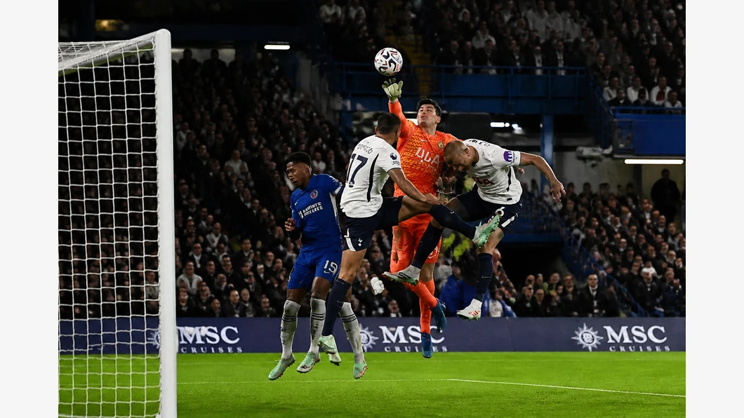 Mathys Tel de Tottenham et Levi Colwill de Chelsea se disputent un ballon près de leurs pieds devant des tribunes floutées.