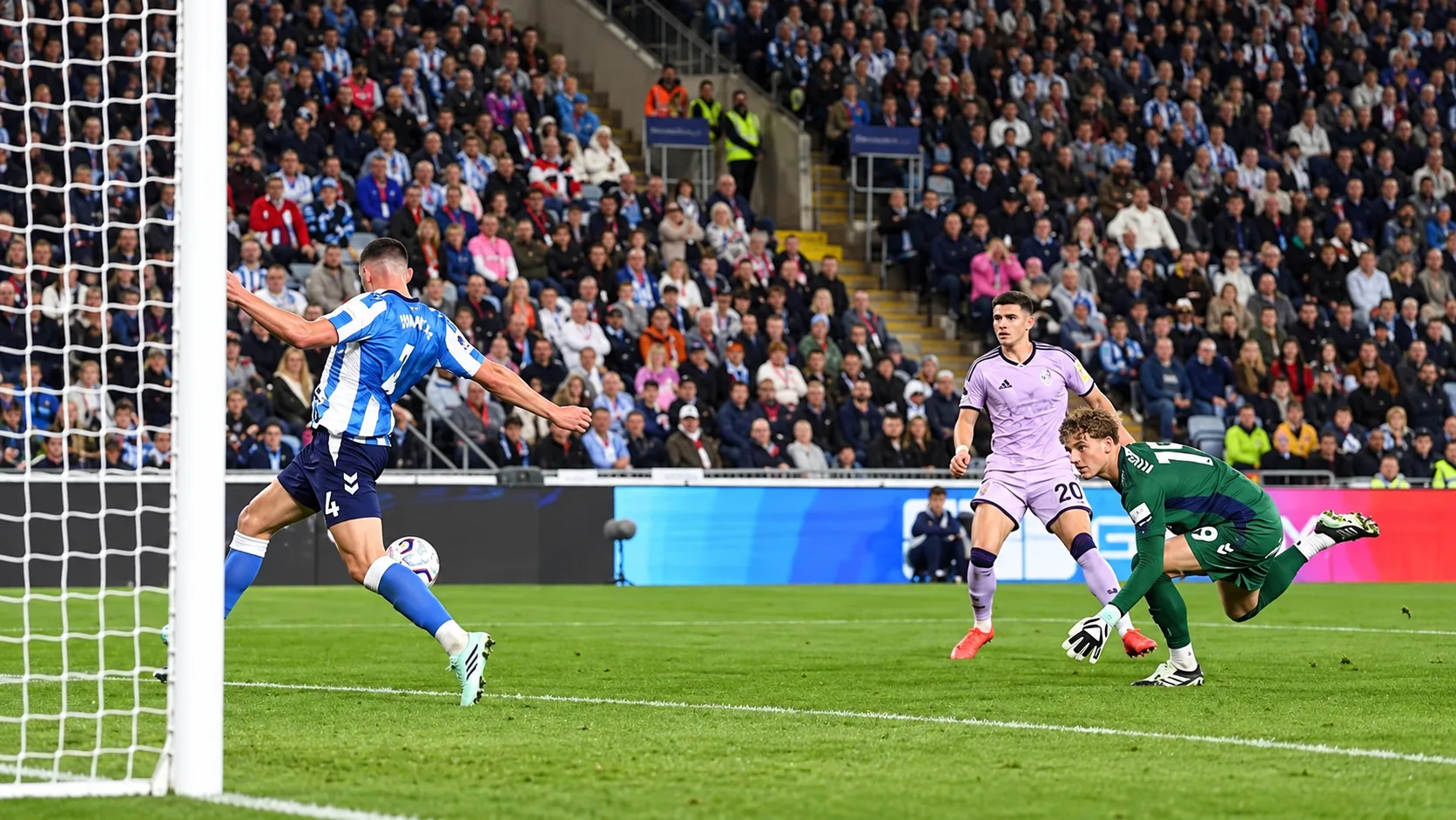 Joueurs de Coventry et de Newcastle r&eacute;partis sur la pelouse dans une phase de jeu neutre.