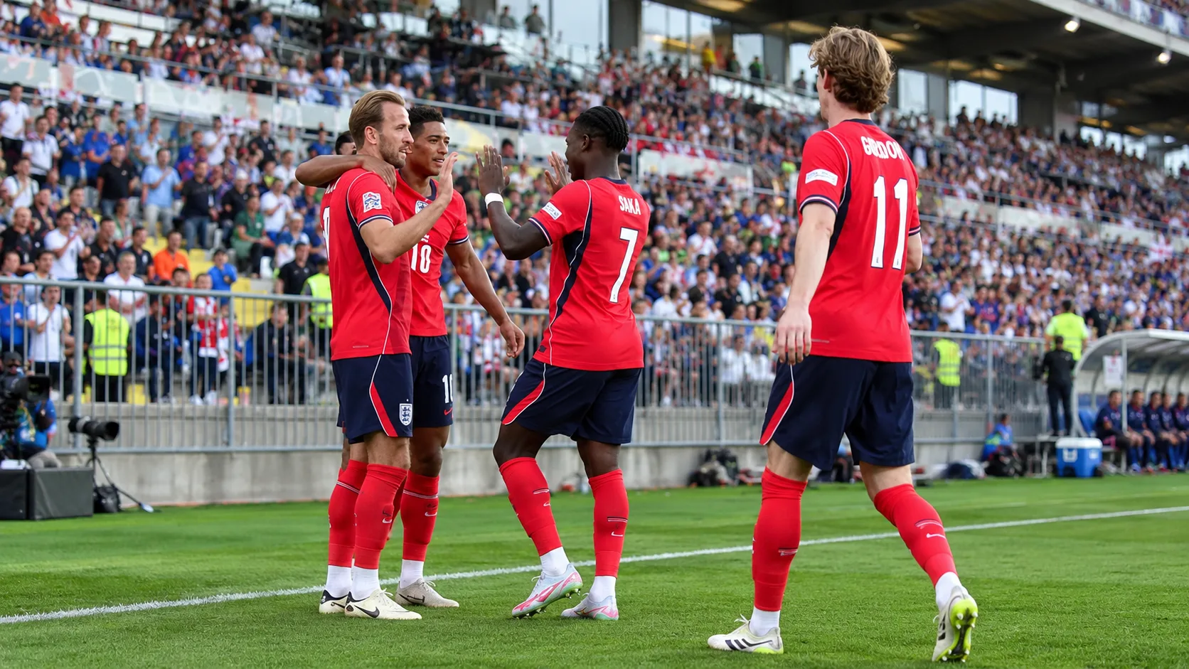 Harry Kane et Bukayo Saka célèbrent une réalisation de l’Angleterre contre la Croatie.