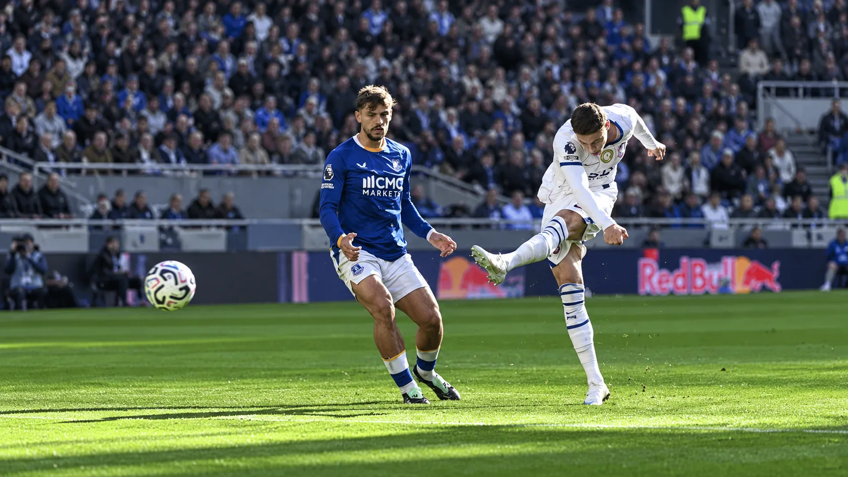 Ballon immobile près de la ligne médiane et joueurs de Chelsea et d’Everton répartis sur la pelouse.