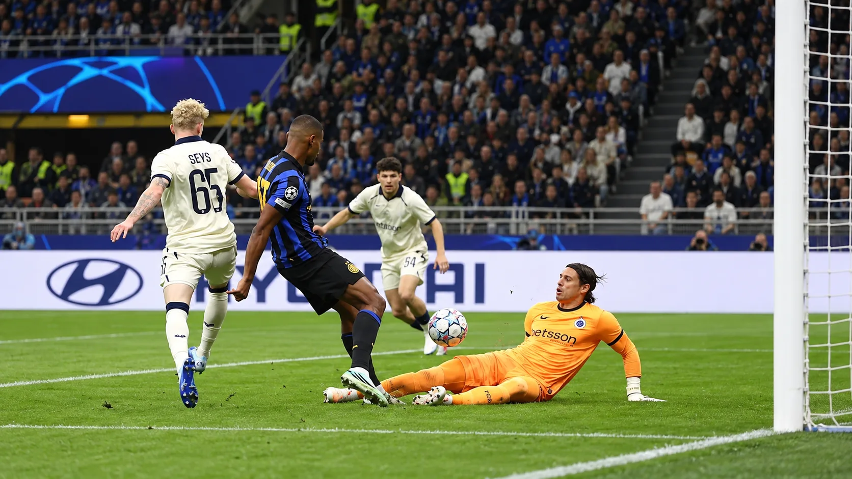 Ballon immobile pr&egrave;s de la ligne m&eacute;diane et joueurs de l&rsquo;Inter et du Club Brugge r&eacute;partis sur la pelouse.