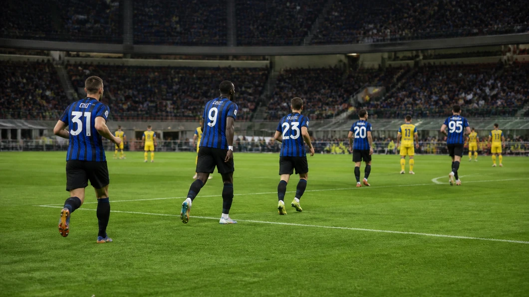 Joueurs en bleu et noir se replacent sur le terrain face &agrave; des adversaires en jaune et bleu.
