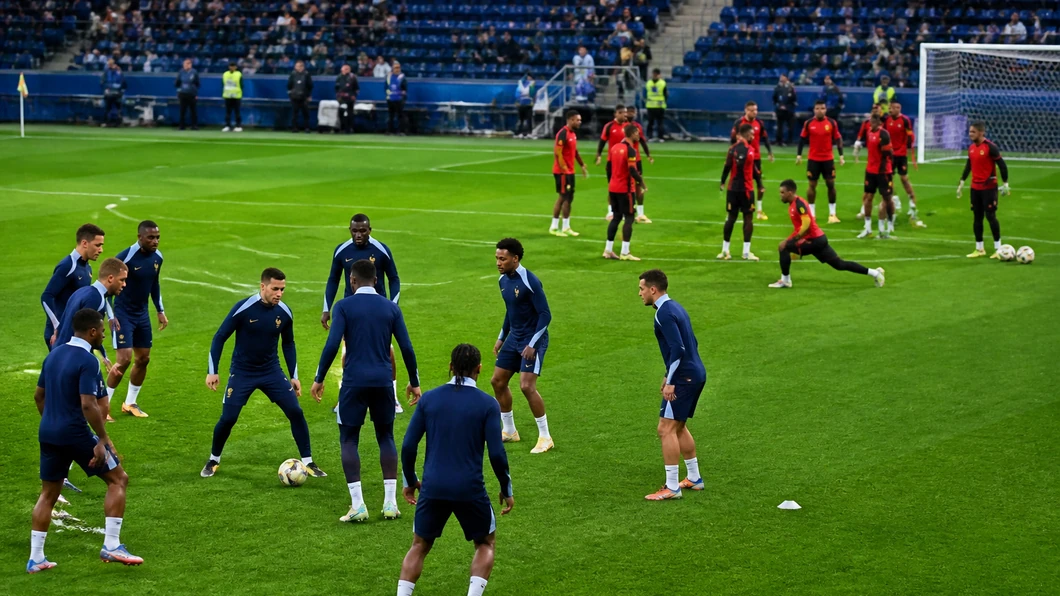 Joueurs de la France et de Belgium séparés sur le terrain pendant l’échauffement avant le match