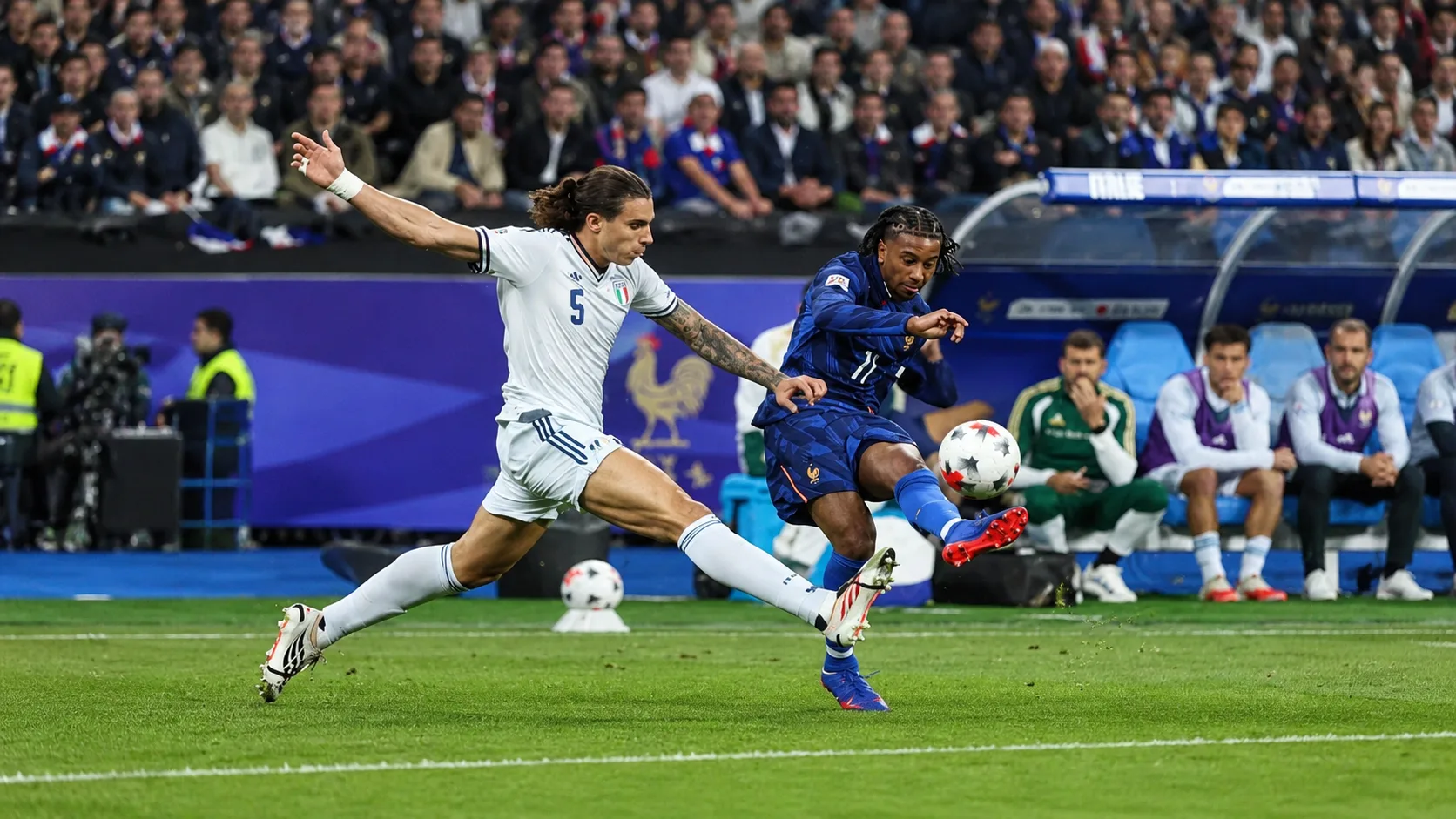 Sc&egrave;ne de terrain apr&egrave;s l&rsquo;&eacute;galisation entre la France et l&rsquo;Italie en Ligue des Nations 2026.