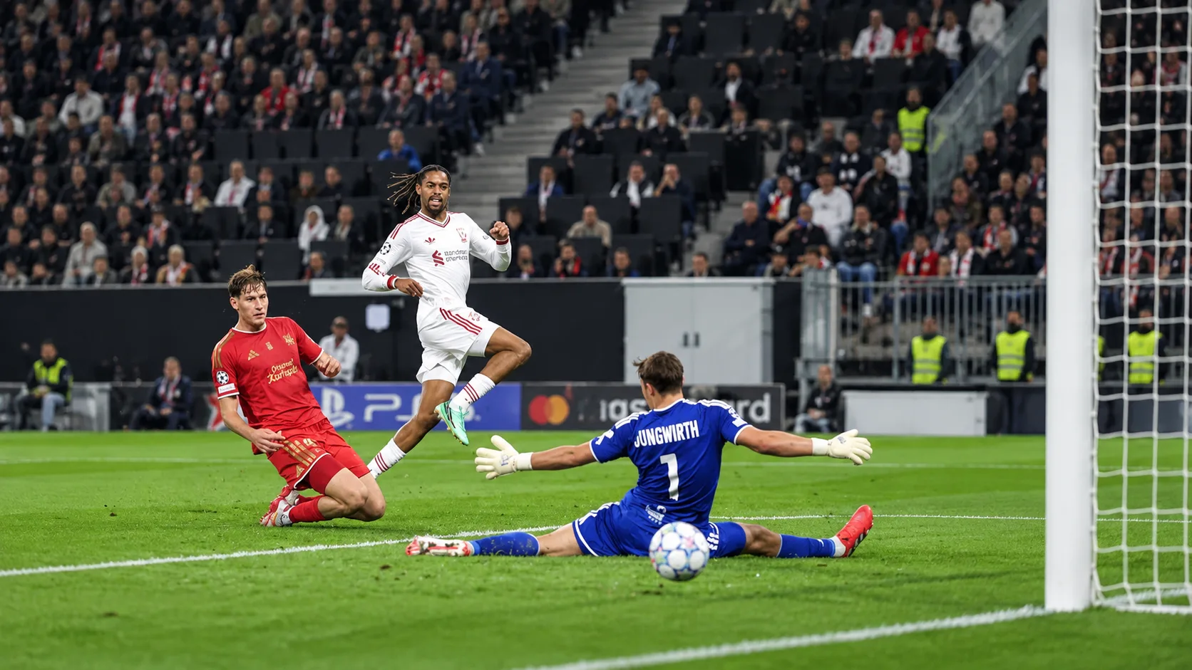 Ballon immobile près de la ligne médiane et joueurs de Liverpool et du LASK répartis dans des zones distinctes du terrain.