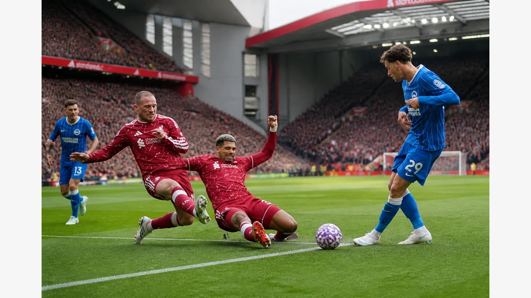 Alexander Isak de Liverpool et Pascal Gross de Brighton se disputent le ballon pr&egrave;s de leurs pieds devant des tribunes flout&eacute;es.