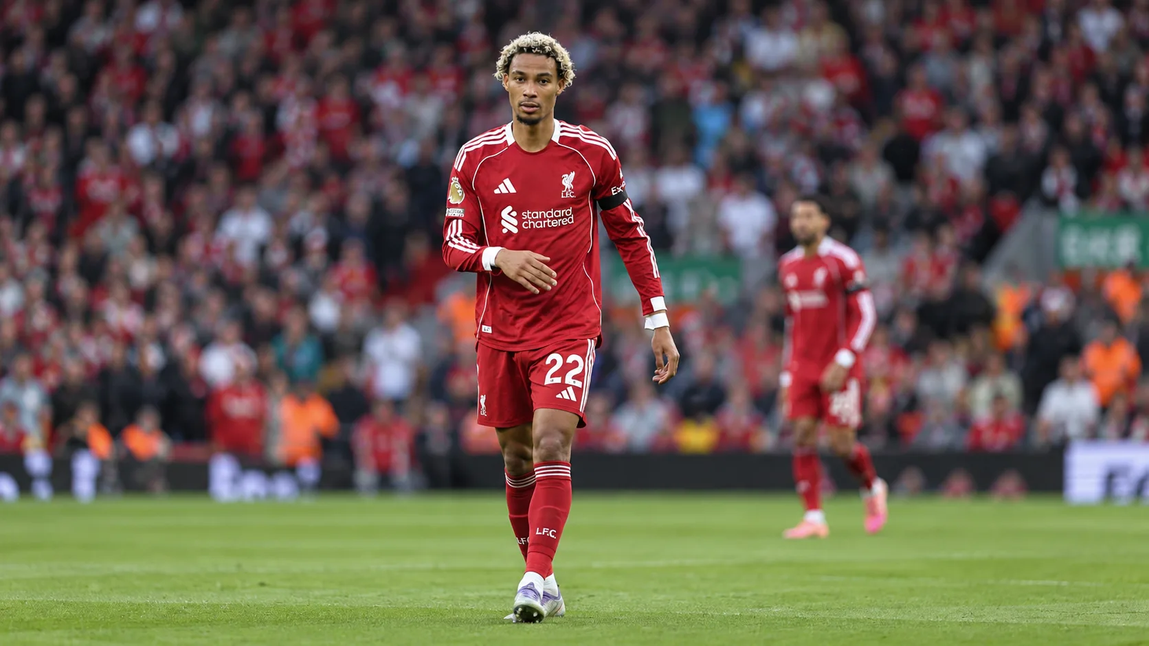 Hugo Ekitiké effectue un exercice de reprise progressive avec un préparateur physique au centre d’entraînement de Liverpool.
