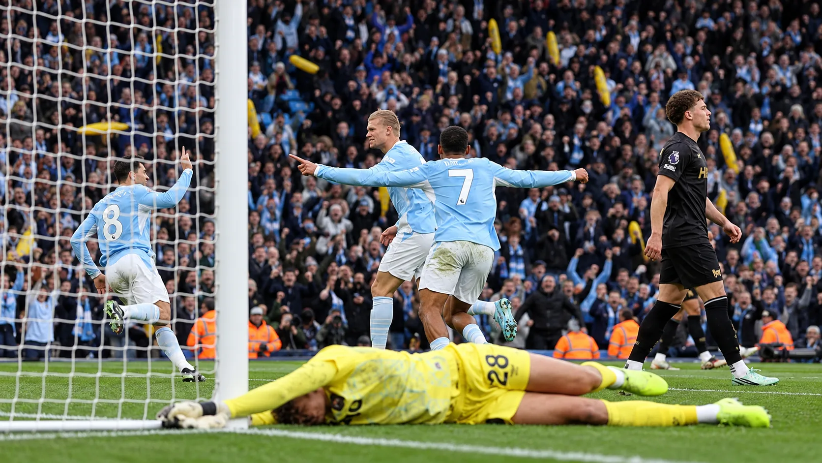 Ballon immobile près du rond central et joueurs de Manchester City et d’Ipswich répartis sur la pelouse après le match.