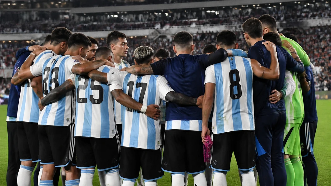 Les joueurs argentins réunis sur la pelouse du Monumental après la rencontre contre le Bénin.