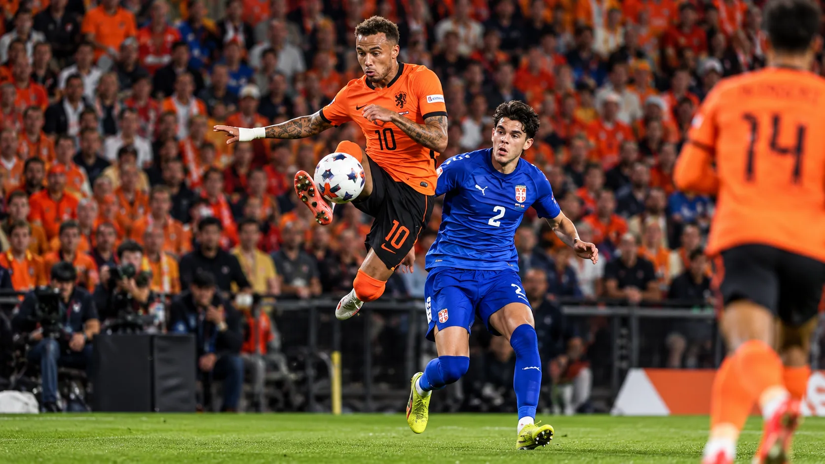 Détail d’un match entre les Pays-Bas et la Serbie avec le ballon au premier plan