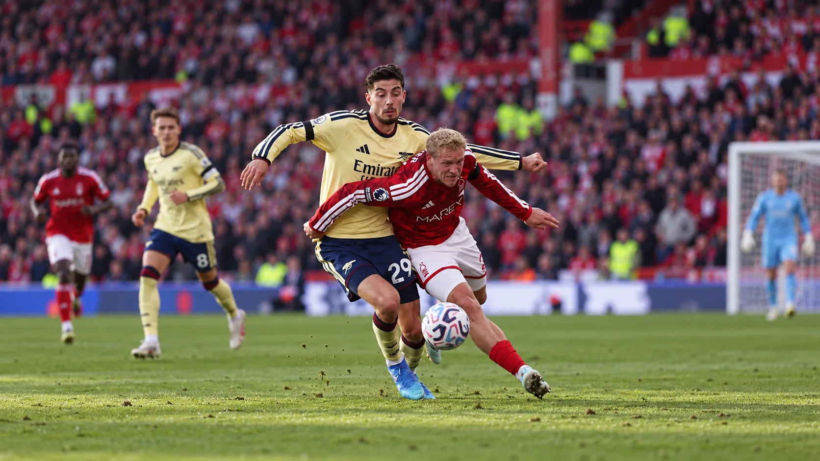 Ballon immobile près du rond central et joueurs d’Arsenal et de Nottingham Forest répartis sur la pelouse après le match.