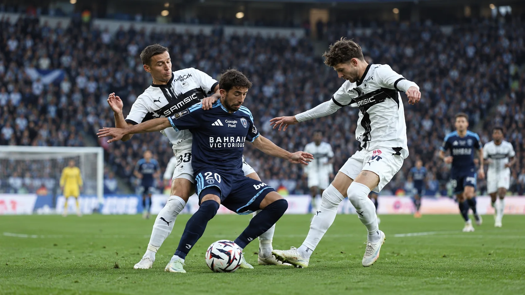 Ballon immobile près du rond central et joueurs du Paris FC et du Stade Rennais répartis sur la pelouse après le match.