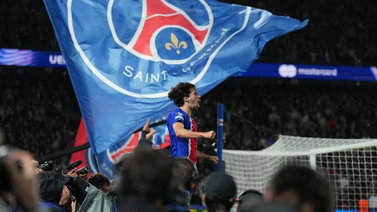 Ballon immobile près du rond central et joueurs du Paris Saint-Germain et du FC Barcelona répartis sur la pelouse après le match.