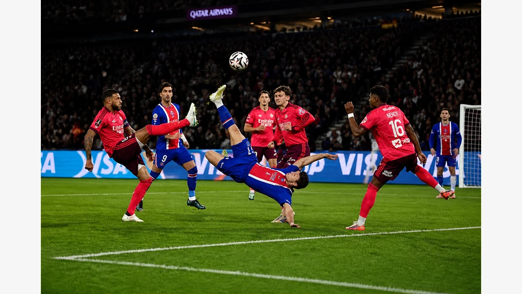 Senny Mayulu du PSG et Moussa Niakhaté de l’OL se disputent le ballon au premier plan devant des tribunes floutées.