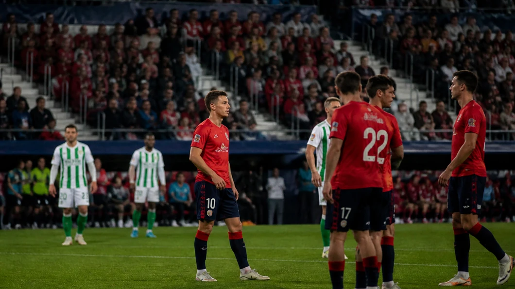 Joueurs du CA Osasuna et du Real Betis Balompié réunis sur le terrain pendant la rencontre.
