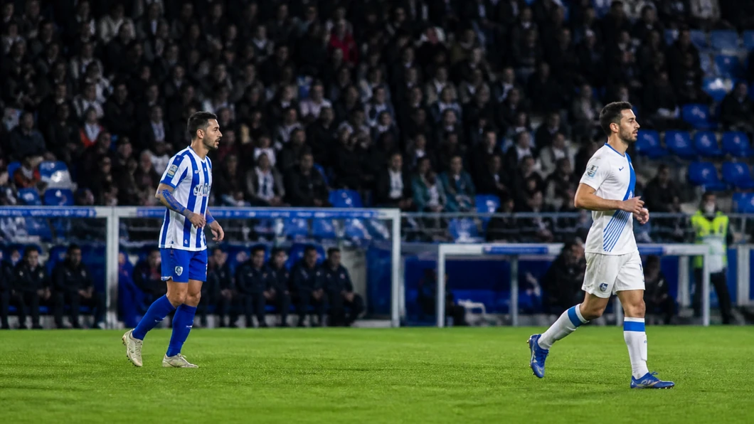Deux joueurs anonymes de la Real Sociedad et du Deportivo La Coruña sur le terrain, dans un stade.