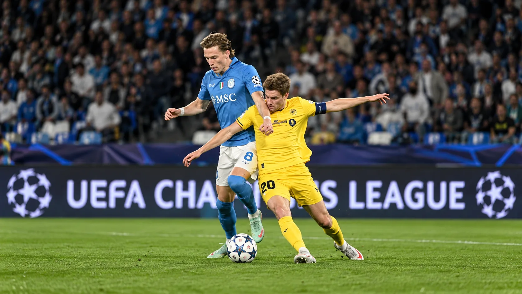 Ballon immobile près de la ligne médiane et joueurs du SSC Napoli et du FK Bodø/Glimt répartis sur la pelouse après le match.