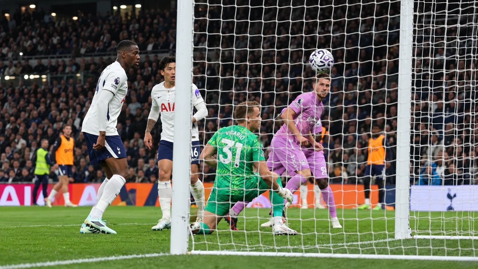 Joueurs non identifiables de Tottenham et Coventry marchant séparément dans le tunnel après le match.