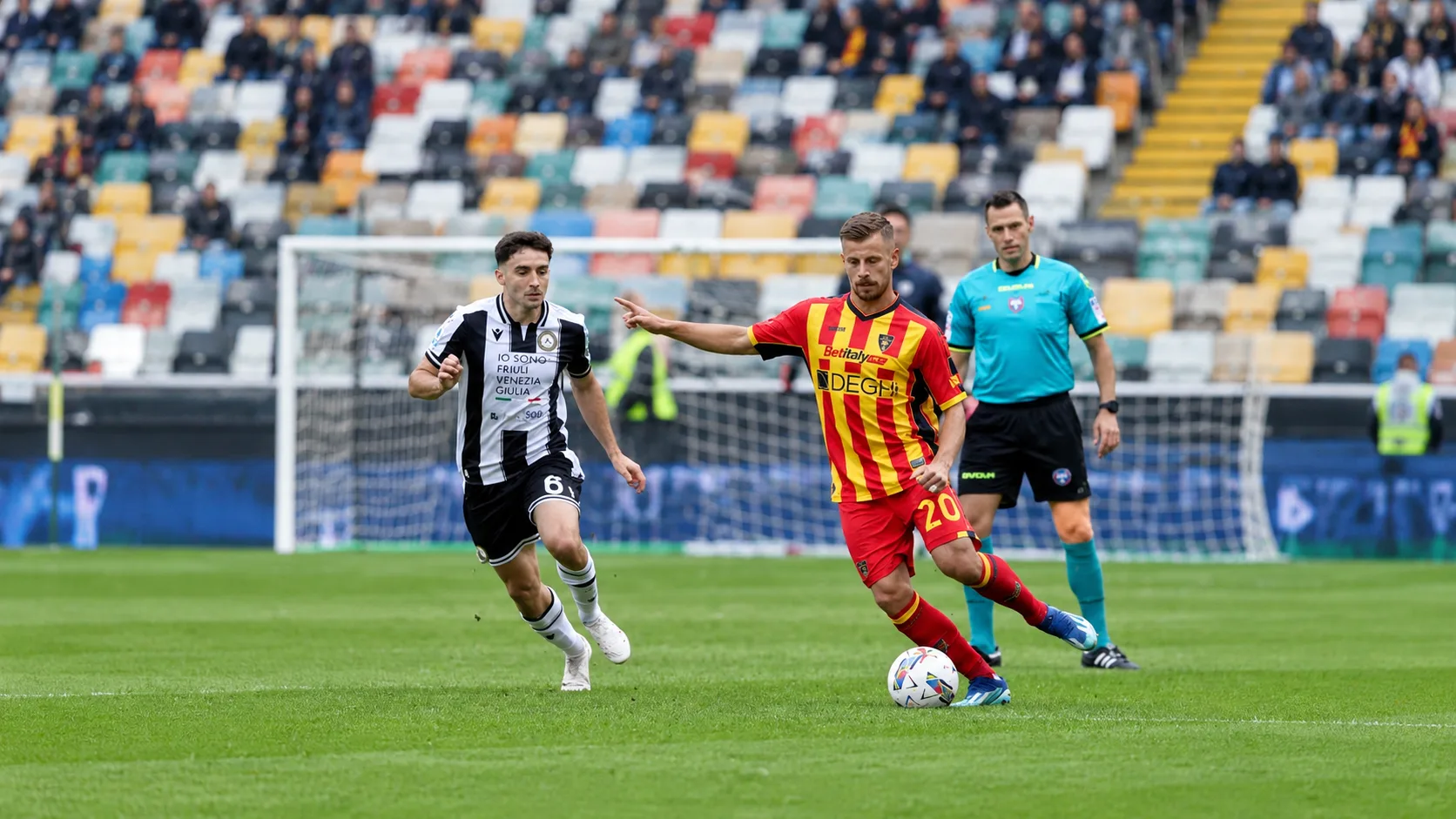 Ballon immobile près de la ligne médiane et joueurs de Lecce et d’Udinese répartis sur la pelouse après le match.