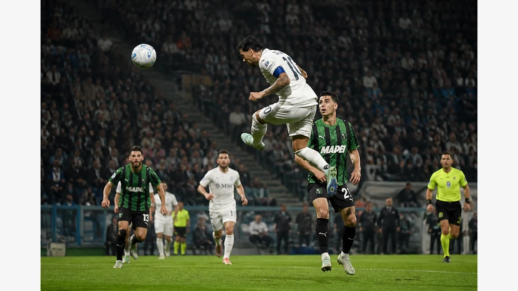 Kenneth Taylor de la Lazio et Sebastiano Esposito de Sassuolo se disputent le ballon au premier plan devant des tribunes flout&eacute;es.