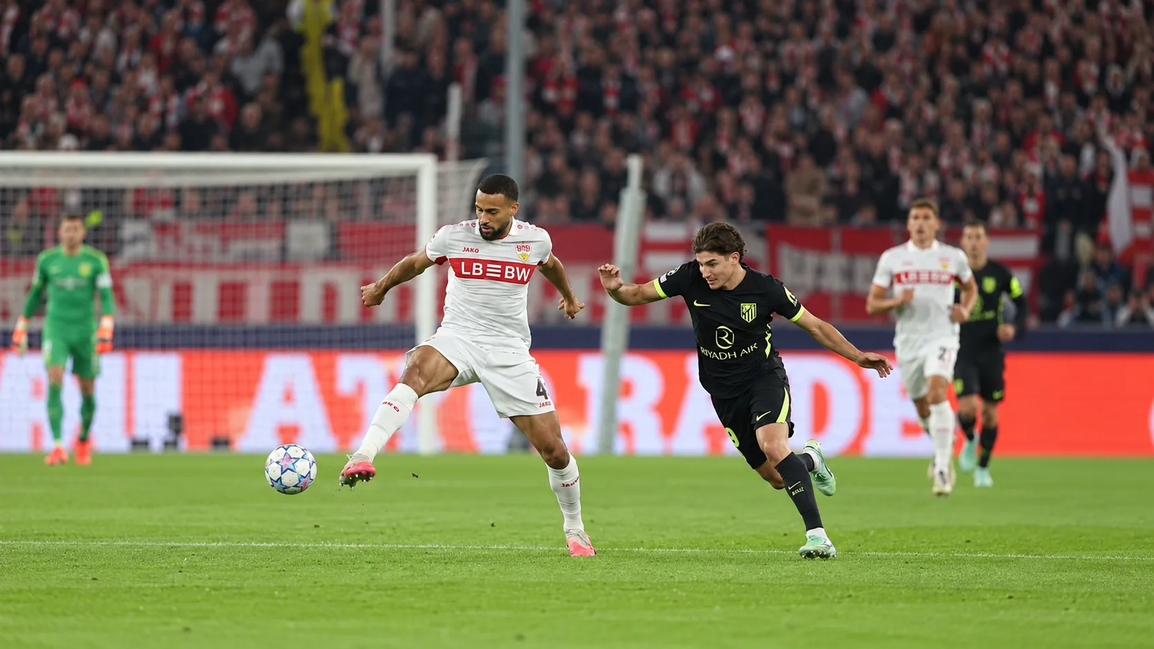 Ballon immobile pr&egrave;s de la ligne m&eacute;diane et joueurs de Stuttgart et de l&rsquo;Atl&eacute;tico r&eacute;partis sur la pelouse apr&egrave;s le match.